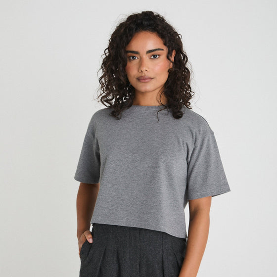 THE CROPPED BOXY TEE - GREY