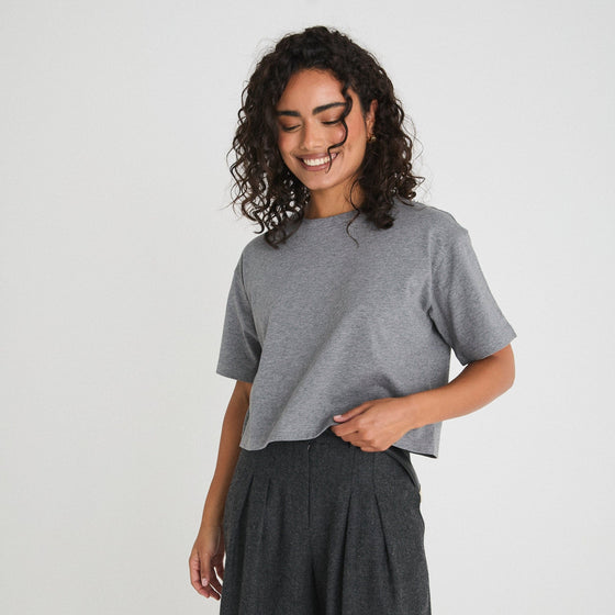 THE CROPPED BOXY TEE - GREY